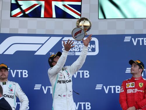 Hamilton beffa le Ferrari in Russia. Doppietta Mercedes, terzo Leclerc