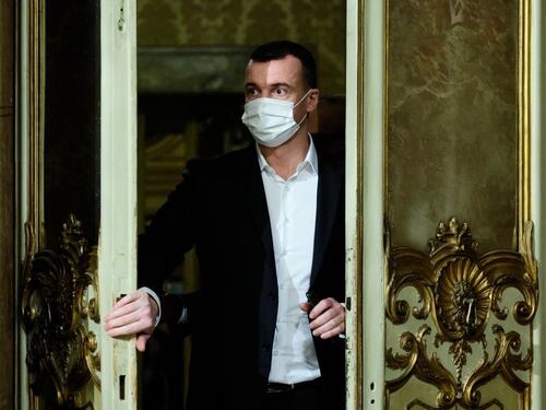 Rocco Casalino, cosa pretese per il suo ufficio. A capotavola con Macron e Merkel c'era lui, mica Conte...