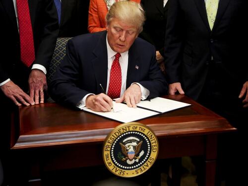 Trump firma il nuovo bando sui Paesi musulmani: non c'è l'Iraq