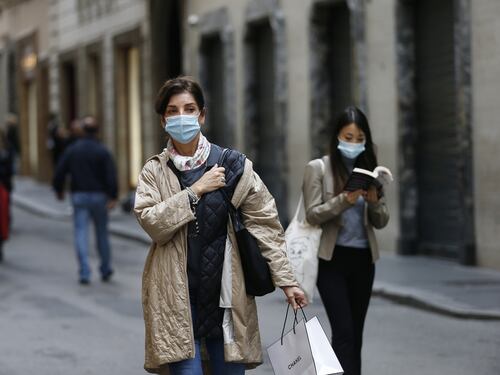 "Mascherine obbligatorie fino al 15 gennaio in tutta Italia". La stretta di Natale dei Comuni