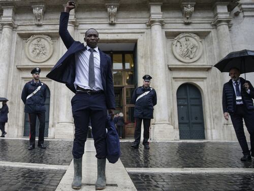 Soumahoro trascina Fratoianni nel fango. Ora lo scandalo travolge Sinistra italiana