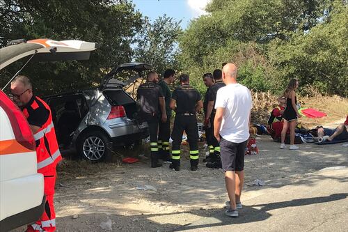 Folle gara di auto davanti al resort. Un morto e quattro feriti
