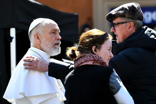 John Malkovich Papa per le strade di Roma. A San Pietro con Sorrentino