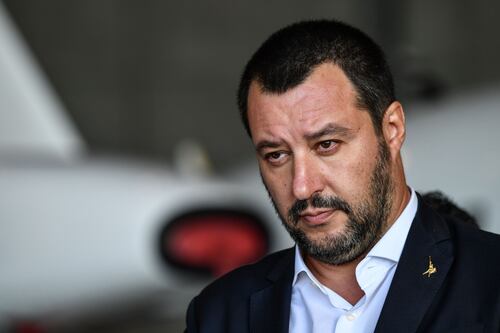 Salvini a Napoli. Scontri tra polizia e centri sociali