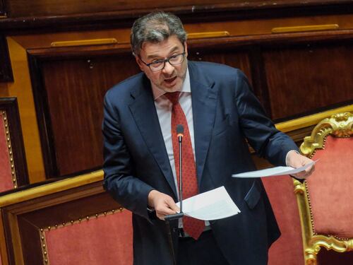 Accise benzina, Giorgetti apre: "Il governo valuterà il taglio se prezzi aumenteranno"