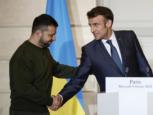 Giorgia Meloni su Zelensky a Parigi: inopportuno l'invito di Macron