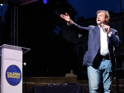 Carlo Calenda e la paura della grande fuga a Roma: è subito spaccatura sul sostegno a Gualtieri
