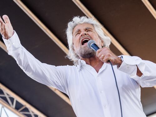 Beppe Grillo aizza la piazza di Conte: "Brigate di cittadinanza"