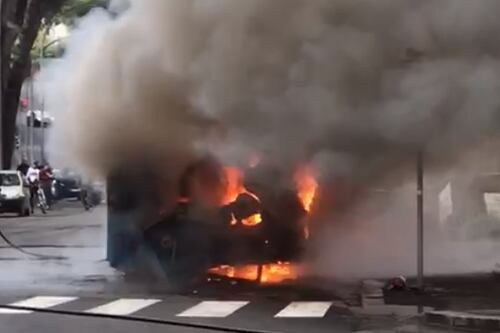 Bus in fiamme, Salvini punta la Raggi: sei pericolosa, dimettiti