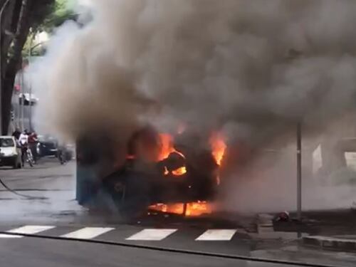 Bus in fiamme, Salvini punta la Raggi: sei pericolosa, dimettiti