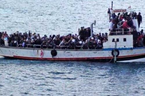 Si litiga sulla Ocean Viking e a Lampedusa sbarcano 100 "fantasmi"