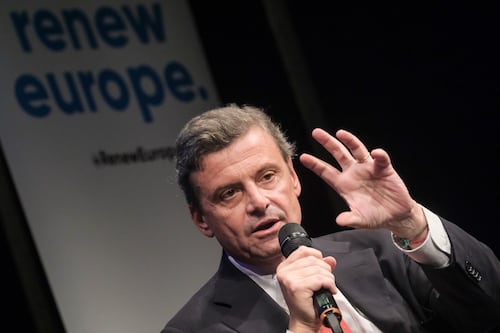 Divieto di social, la sfida del liberale Calenda