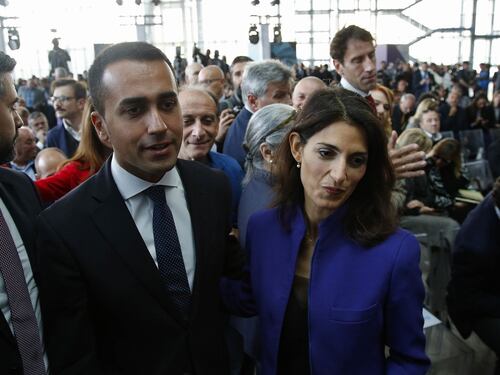 Bomba sul Movimento 5 Stelle: è addio con Virginia Raggi. Clamorosa spaccatura: a Roma da indipendente
