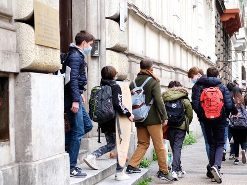 Scuola, stop alle auto. Il piano folle di Virginia Raggi: cinquanta vie di Roma diventano pedonali