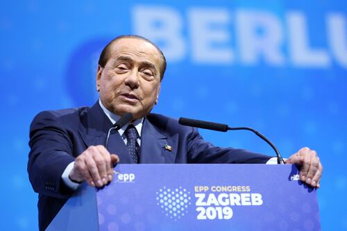 Berlusconi cade al vertice Ppe. Ricoverato a Milano per piccola contusione