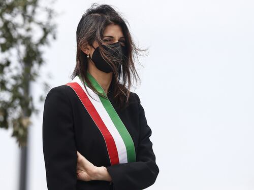 Covid, le regole anti-assembramento non valgono per Virginia Raggi: ristorante invaso per il comizio