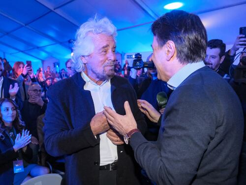 M5S, Beppe Grillo fa il funerale a Conte: “Fa tenerezza. Ha preso meno voti di Berlusconi morto”