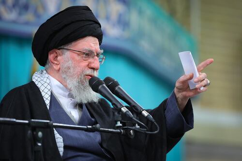 Iran, regime alle strette: pure la Russia molla l’ayatollah Khamenei