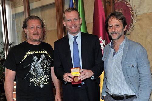 Lemmetti all'incontro ufficiale con la maglietta dei Metallica. Foto ricordo della rovina di Roma