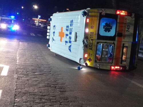 Ambulanza si ribalta nella notte, incidente a Roma