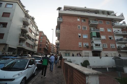 Precipita dal quarto piano. Ragazzo trovato morto nel cortile di casa
