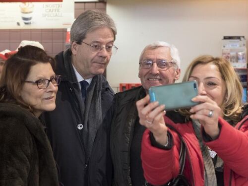 Il regalo pre-elettorale di Gentiloni: "350mila anziani non pagheranno in canone Rai"