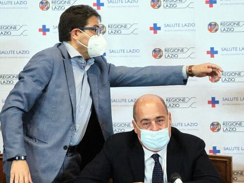 Troppi no vax, Zingaretti chiede l'obbligo vaccinale. Nel Lazio tornano le mascherine sempre, anche all'aperto