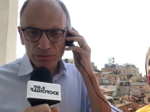 In balera! Enrico Letta al karaoke, trovato un lavoro per il leader Pd