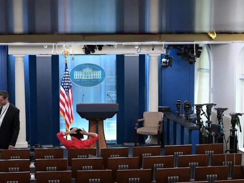 Trump toglie il pass per la Casa Bianca a Politico, Cnn e Ms Now: "Basta fake news". E loro fanno causa