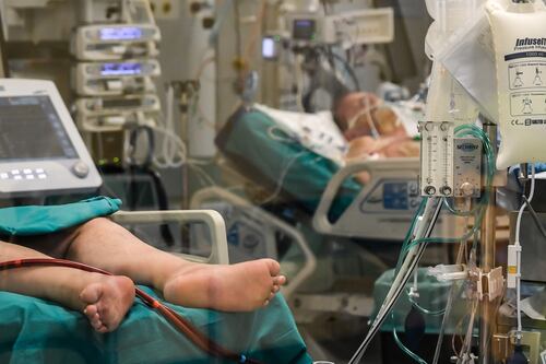 Polmonite o trombosi? Roberto Burioni fa a pezzi la bufala del medico di Pavia