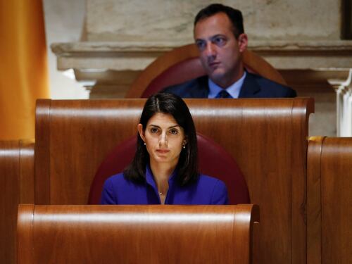 Caso polizze, Grillo non abbandona la Raggi ma nel MoVimento 5 Stelle è caos