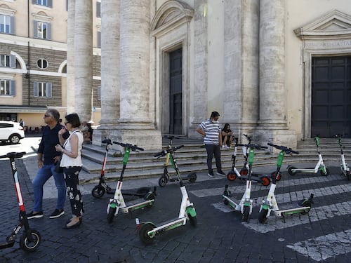 Basta con la giungla dei monopattini a Roma. App per le multe e nuovi parcheggi, auto penalizzate