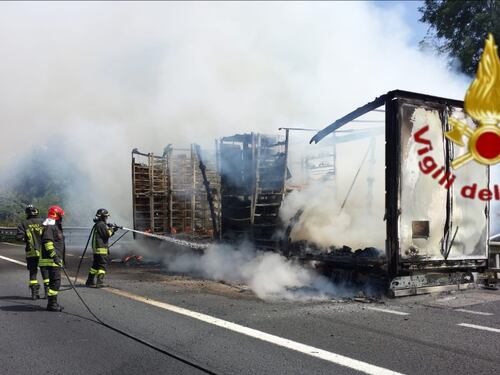 Tir a fuoco sulla Roma Napoli, chiuso il tratto fino a Valmontone: 8 km di fila