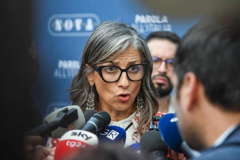 Antisemitismo, l’ultimo scivolone di Albanese: “Così li chiamavano nei lager”