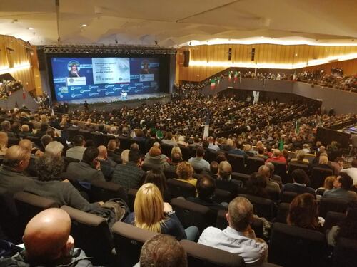 Auditorium strapieno a Bologna, Giorgia Meloni incontenibile. E bombarda il governo