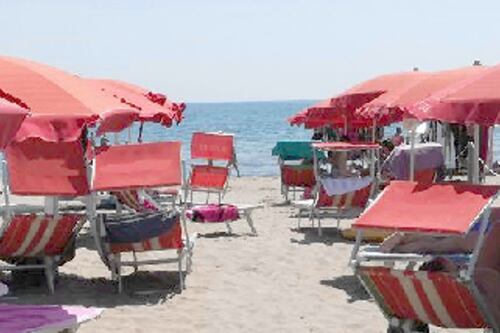 Gabbie di plexiglass in spiaggia. Ostia e Fregene dicono no
