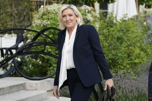Elezioni in Francia, Macron perde la maggioranza: ora deve scendere a patti con Le Pen