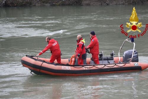 Cade in acqua dal materassino. Uomo scompare nel lago