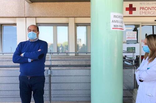 Zingaretti si fa il tour degli ospedali. Ma a ogni tappa è sepolto dalla critiche
