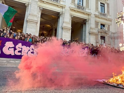 Corteo a Roma, le femministe bruciano la foto del ministro Valditara
