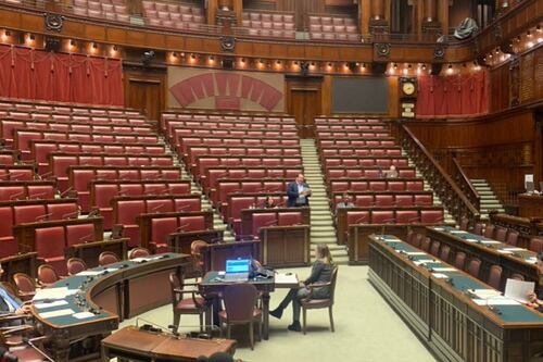Si discute di Alitalia ma l'Aula è vuota. Solito scandalo alla Camera dei deputati