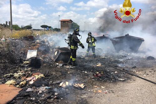 Colonna di fumo a La Barbuta: ancora un rogo nel campo rom
