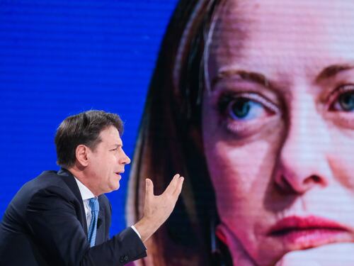 M5S, la realtà parallela di Conte: “Meloni sopraffatta dal panico, non ne azzecca una”