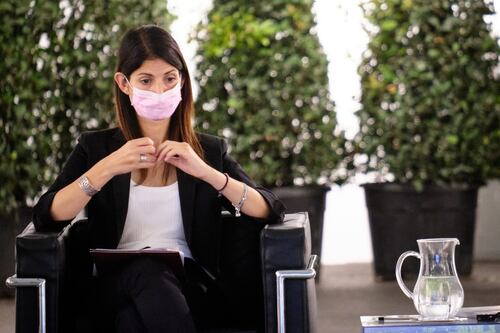 Virginia Raggi isolata dal Movimento 5 Stelle e confusa: tira fuori improbabili sondaggi