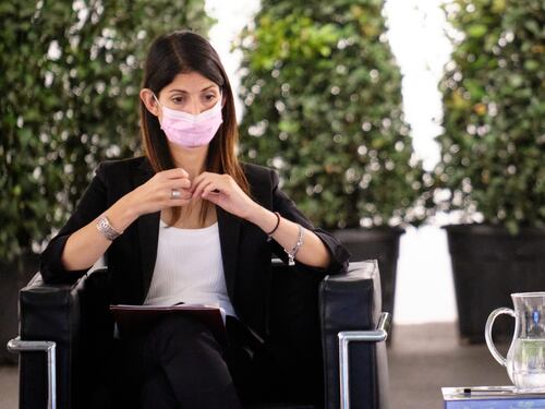 Virginia Raggi isolata dal Movimento 5 Stelle e confusa: tira fuori improbabili sondaggi
