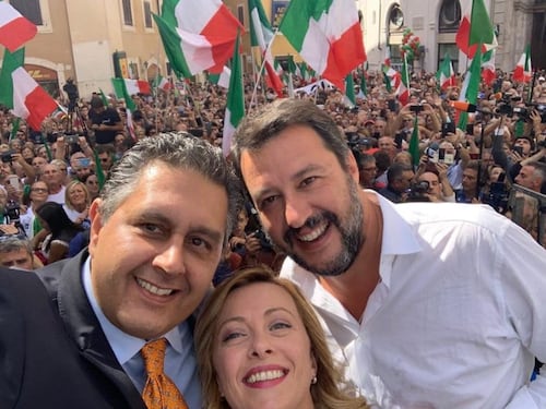 "Salutiamo i poltronari". Meloni, Salvini e Toti tra i manifestanti
