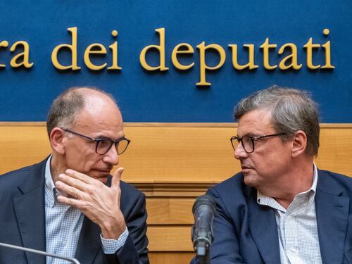 Accordo Letta e Calenda, l'ammucchiata è già in crisi: Fratoianni furioso fa saltare il vertice Pd