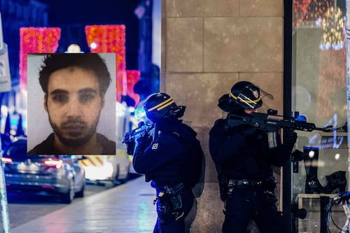 Spari e morti al mercatino di Natale. 350 uomini danno la caccia al killer