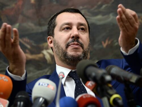 Salvini incassa la fiducia e festeggia