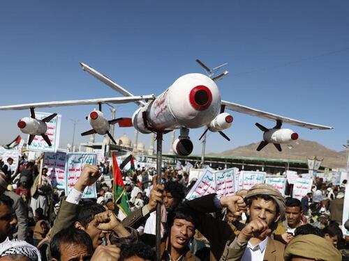 Mar Rosso, fuoco angloamericano sugli Houthi: "Attacco aereo in Yemen"